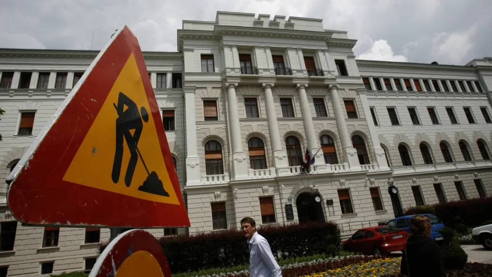 - Okrožno sodi&scaron;če LJ - sodni&scaron;ka stavka na Okrožnem sodi&scaron;ču v Ljubljani - od 100 sodnikov ljubljanskega okrožnega sodi&scaron;ča jih stavka 75 oziroma okoli tri četrtine- tridnevna opozorilna stavka slovenskih sodnikov - več kot 80 odstotkov vseh slovenskih sodnikov na sodi&scaron;čih začelo s protestom - v tem času so sodniki izvr&scaron;evali svojo funkcijo le v najnujnej&scaron;ih zadevah, med drugim v kazenskih in prekr&scaron;kovnih zadevah, ki so pred zastaranjem, preiskovalni službi, nekaterih vrstah nepravdnih zadev in podobnih nujnih postopkih.- Sodniki zahtevajo, da se sodni&scaron;ke plače uredijo v zakonu o sodni&scaron;ki službi, da so primerljive s plačami poslancev in ministrov ter se usklajujejo tako, da se ohranja njihova realna vrednost.///FOTO: Matej Pov&scaron;eOPOMBA: ZA OBJAVO V ČASOPISU DNEVNIK