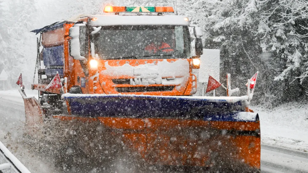 Razmere na cestah v okolici Logatca.