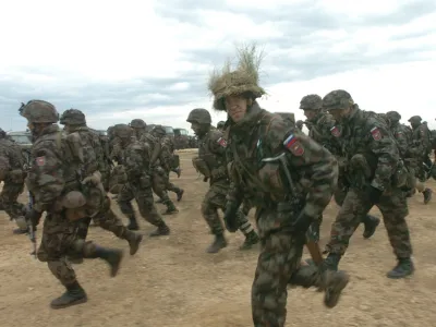 Madžarska - vojaško vadišče Varpalota <br><br>- vojaška vaja Sokolji udar - najobsežnejša vaja Slovenske vojske v tujini. <br>- urjenje in preverjanje 10. Bataljona SV - Slovenska vojska<br>- sodelovalo skupaj več kot 1100 pripadnikov Slovenske vojske. <br>- scenarij vaje - aktiviranje Natovih sil po petem členu Washingtonske listine<br><br>,// FOTO: Luka Cjuha<br><br>OPOMBA: ZA OBJAVO V ČASOPISU DNEVNIK<br>
