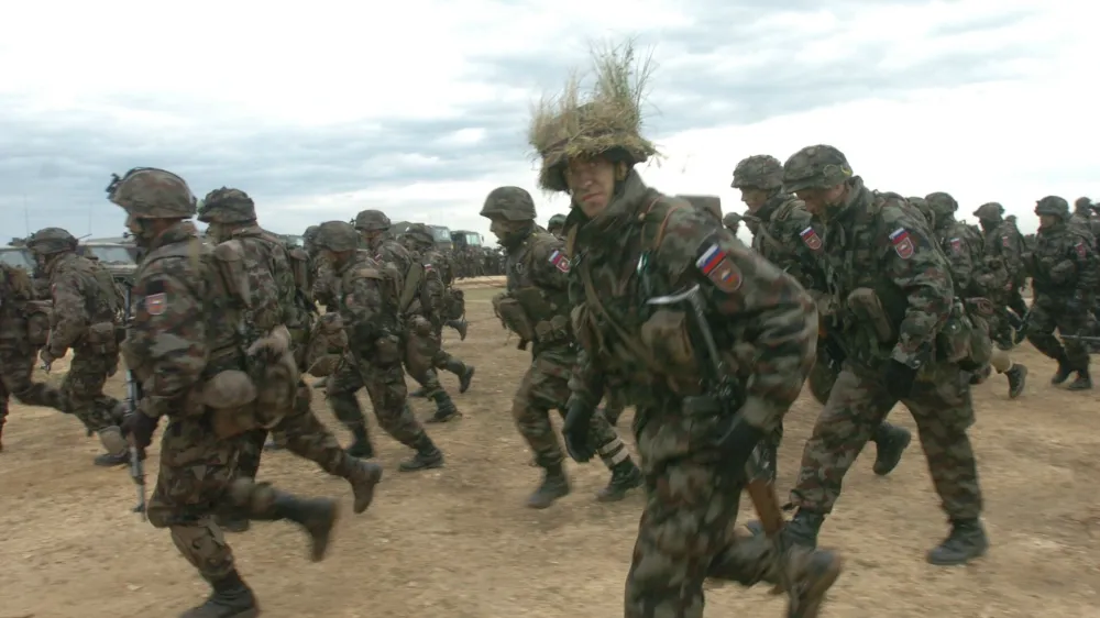 Madžarska - vojaško vadišče Varpalota <br><br>- vojaška vaja Sokolji udar - najobsežnejša vaja Slovenske vojske v tujini. <br>- urjenje in preverjanje 10. Bataljona SV - Slovenska vojska<br>- sodelovalo skupaj več kot 1100 pripadnikov Slovenske vojske. <br>- scenarij vaje - aktiviranje Natovih sil po petem členu Washingtonske listine<br><br>,// FOTO: Luka Cjuha<br><br>OPOMBA: ZA OBJAVO V ČASOPISU DNEVNIK<br>