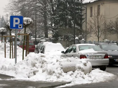 - zasneženo neoćiščeno parkirišče ///FOTO: Luka Cjuha