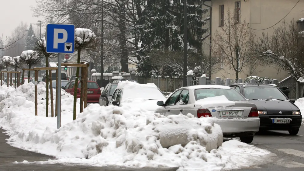 - zasneženo neoćiščeno parkirišče ///FOTO: Luka Cjuha