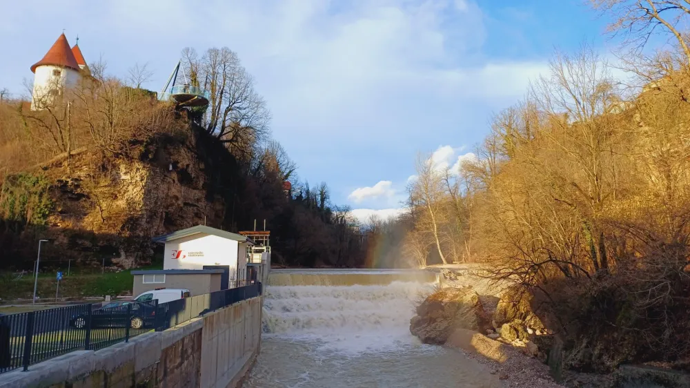 Za nakup Gorenjskih elektrarn, hčerinskega podjetja Elektra Gorenjske, se bodo lahko potegovali tudi tujci. Na fotografiji nedavno obnovljena HE Standard.