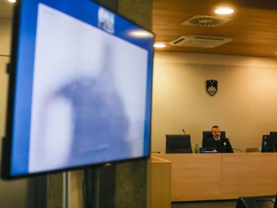 sodnik Tomaž Bromše<br><br>Alen Bajc prek video povezave s tožilstvom podpisal sporazum o priznanju krivde<br> <br>- 06.01.2023 – sojenje primer Kavaški klan - nadaljevanje predobravnavnih narokov domnevnim članom slovenskega dela Kavaškega klana, ta izvira iz Črne gore – tožilstvo očita, da naj bi vsaj od decembra 2018 do maja 2021 na območju več držav v okviru hierarhično organizirane kriminalne združbe na veliko trgovali z drogo.<br> <br>//FOTO: Bojan Velikonja<br> 