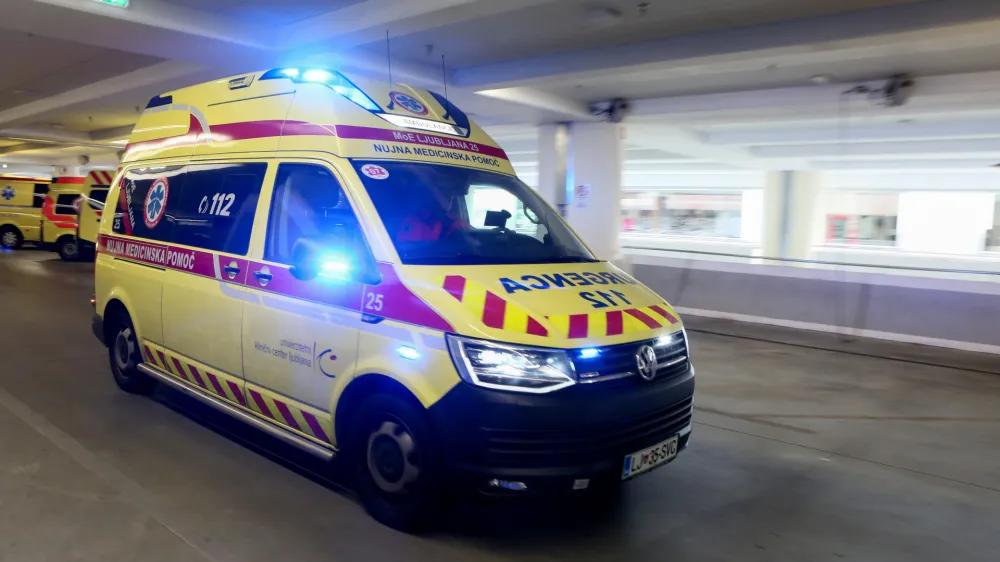 ﻿simbolična fotografija - nujna medicinska pomoč - reševalno vozilo - rešilec<br><br><br>- 25.09.2018 - Kirurška klinika UKC Ljubljana - Urgentni kirurški blok - urgenca - reanimacijski prostor – ogled simulacije na mestu dejanskega sprejema politravmnatiziranega poškodovanca //FOTO: Luka Cjuha.