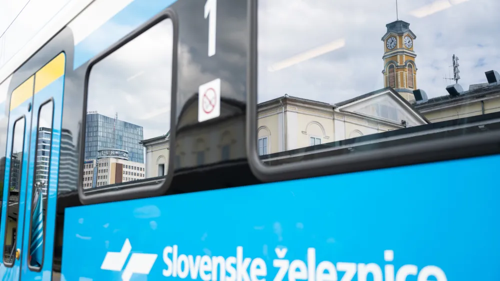 Ljubljana, zelezniska postaja.<br>Podpis pogodbe za nabavo 20 novih potniskih vlakov.