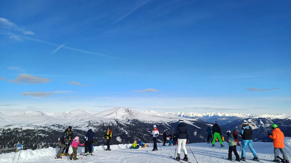 Zasnežena pobočja Turracher H&ouml;h na meji med Koro&scaron;ko in &Scaron;tajersko ponujajo 43 kilometrov vselej brezhibno urejenih prog različnih težavnosti.