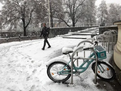 - 19.01.2024 – Sneženje v Ljubljani - - mestno kolo za izposojo - Rent a bike Ljubljana <br><br>//FOTO: Tomaž Skale<br>