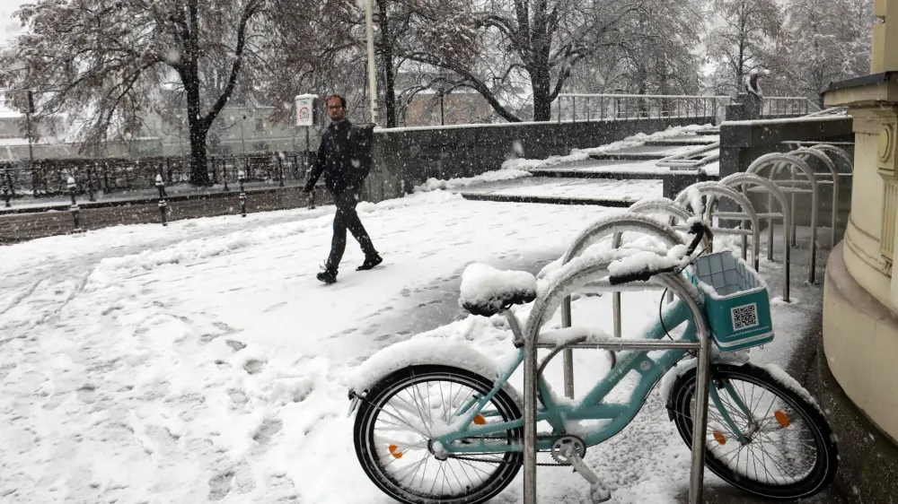 - 19.01.2024 – Sneženje v Ljubljani - - mestno kolo za izposojo - Rent a bike Ljubljana <br><br>//FOTO: Tomaž Skale<br>