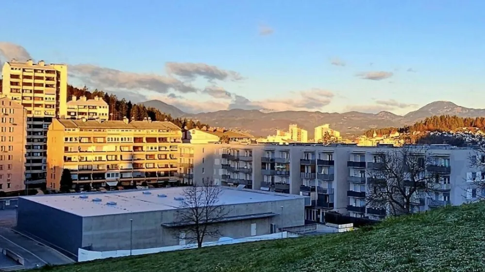 Glede na visoke položnice, ki so jih prejeli za december, se mnogi, ki živijo v blokih, bojijo, kakšni bodo šele zneski za januar. Foto: Mojca Marot