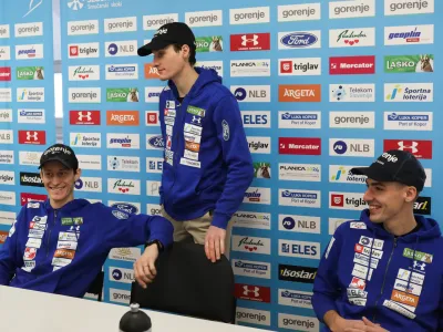 Slovenski smučarski skakalci (z leve) Peter Prevc, Domen Prevc in Timi Zajc dobre volje pričakujejo nastop na svetovnem prvenstvu v poletih na Kulmu.&nbsp;