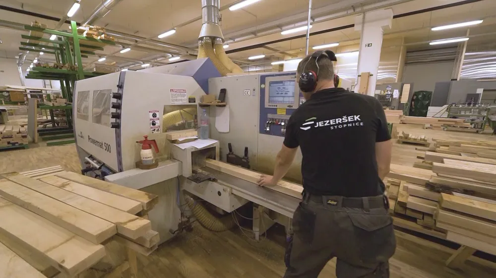 V podjetju bi lahko zadostili &scaron;e večjemu povpra&scaron;evanju, vendar jih omejujejo proizvodne zmogljivosti. F Mizarstvo Jezer&scaron;ek
