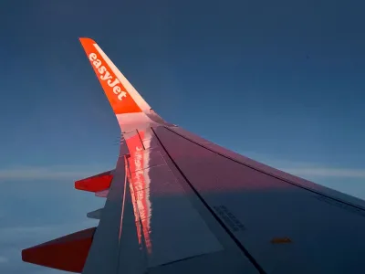 FILE PHOTO: General view of the wing on an EasyJet flight on route from Lisbon to Prague, Czech Republic, October 25, 2023. REUTERS/David W Cerny/File Photo