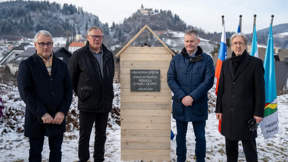 Temeljni kamen za novo hišo so položili (od leve) minister za gospodarstvo Matjaž Han, direktor podjetja Pergola Vidko Švajger, slovenjgraški župan Tilen Klugler in državni sekretar za obnovo Boštjan Šefic. Foto: Aleš Uršej