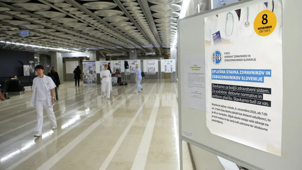 ﻿- Sindikat zdravnikov in zobozdravnikov Slovenije - zbor zdravnikov, kjer so predstavili potek pogajanj in zdravniške strokovne zahteve - simbolična fotografija - zdravstvo - zdravniki - - 10.11.2016 - Univeritetni klinični center UKC Ljubljana - splošna stavka zdravnikov in zobozdravnikov FIDES - protest v obliki omejitve dela stavkajočih zdravnikov na 40 ur tedensko //FOTO: Tomaž Skale