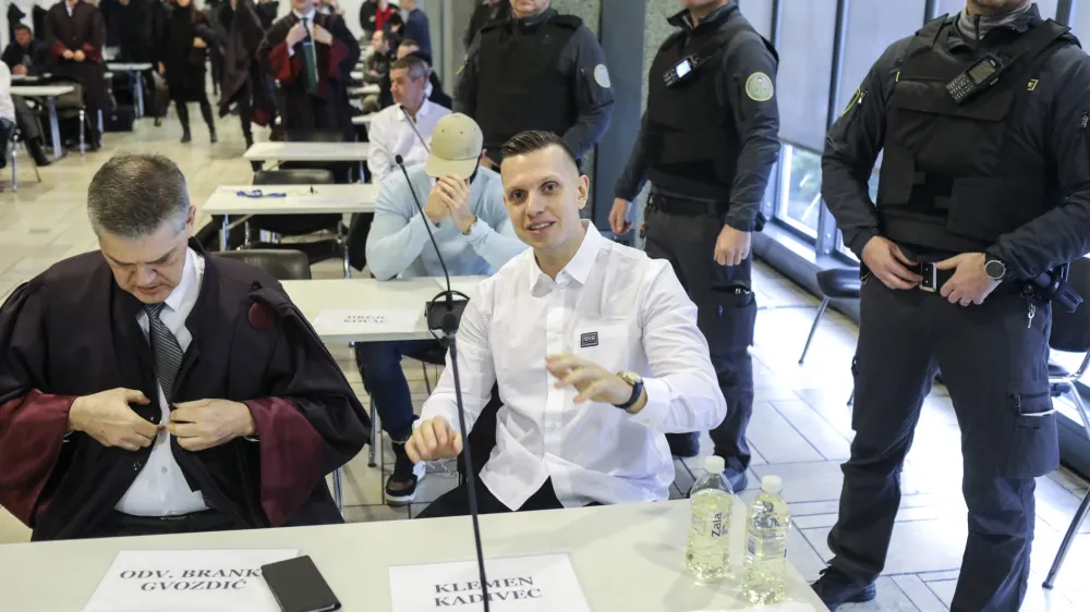 prvoobtoženi Klemen Kadivec in odvetnik Branko Gvozdić<br><br>- 24.01.2023 – glavna obravnava primer Kavaški klan –– sojenje domnevnim članom slovenskega dela Kavaškega klana, ta izvira iz Črne gore – tožilstvo očita, da naj bi vsaj od decembra 2018 do maja 2021 na območju več držav v okviru hierarhično organizirane kriminalne združbe na veliko trgovali z drogo.<br><br>//FOTO: Jaka Gasar