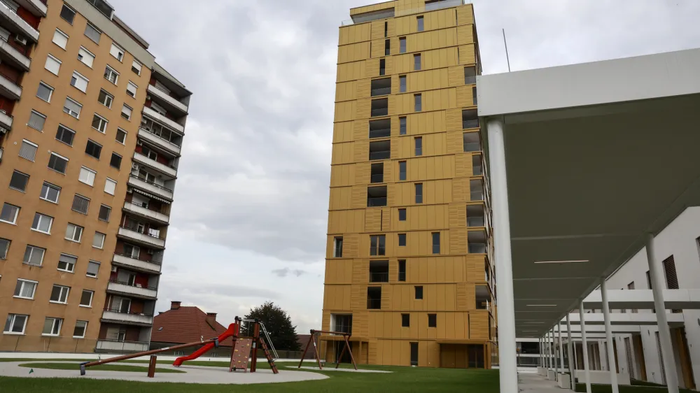 V sredi&scaron;ču policijskih preiskav, ki so se odvijale minuli torek, naj bi bila izdaja gradbenega dovoljenja za sosesko Center Bellevue. Postopek izdaje dovoljenja je že pred časom podrobno pregledala upravna in&scaron;pektorica, ki je ugotovila več nepravilnosti in vložila prijavo zaradi suma več kaznivih dejanj. Foto: Jaka Gasar&nbsp;