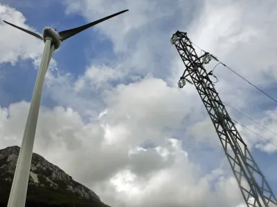 ﻿- druga elektrarna na veter v Sloveniji - električni daljnovod, električna energija - energetika - vetrnica - 22.04.2014 Razdrto - Vetrna elektrarna Nanos - stolp vetrnice je visok 53 metrov, elisa meri v premeru 44 metrov, moč naprave pa je 910 kilovatov - proizvedla bo predvidoma 1,6 gigavatne ure električne energije. //FOTO: Bojan Velikonja