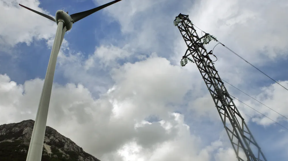 ﻿- druga elektrarna na veter v Sloveniji - električni daljnovod, električna energija - energetika - vetrnica - 22.04.2014 Razdrto - Vetrna elektrarna Nanos - stolp vetrnice je visok 53 metrov, elisa meri v premeru 44 metrov, moč naprave pa je 910 kilovatov - proizvedla bo predvidoma 1,6 gigavatne ure električne energije. //FOTO: Bojan Velikonja