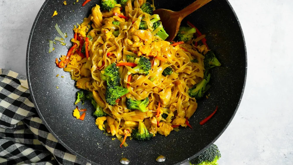 Praženi riževi rezanci s pi&scaron;čancem in brokolijem