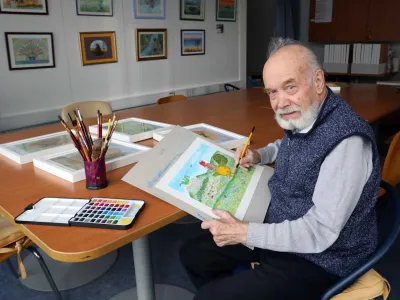 Jože Kovačič redno obiskuje delavnice likovnega snovanja, ki jih vodi mentorica Saša Strnad. 