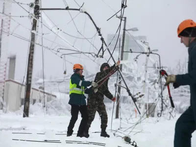 Žled je lomil drevje, daljnovode, ustavil vlake (na fotografiji podrto omrežje na postojnski železniški postaji), zaprl ceste ter ljudi za več dni ujel v mrzla in temna stanovanja.

 