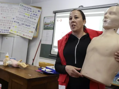 - oživljanje - avtomatski zunanji defibrilator AED -- 14.04.2022 – Šmarno ob Paki – brezplačni obnovitveni tečaj prve pomoči v sodelovanju z Rdečim križem Slovenije ob podpori mednarodne avtomobilistične zveze FIA, /FOTO: Jaka Gasar