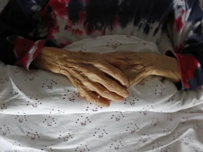 - ilustrativna fotografija - starost<br><br><br>- Hiša hospic - namenjena bivanju neozdravljivim bolnikom in nego umirajočim,, Hradeckega 20, //FOTO: Jaka Gasar