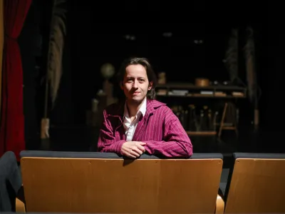 Kot dramaturg lahko animatorju ali animatorki pomagam najti čustvo, ki naj bi ga lutka imela. Od tu dalje mora animator čustva prenesti v predmet. 