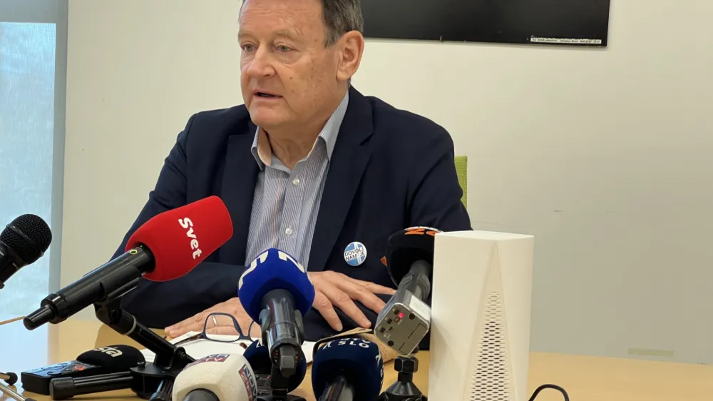 Ljubljana, Domus Medica.<br>Izjava za medije sindikata zdravnikov in zobozdravnikov Slovenije (Fides), ki so jo sklicali zaradi neudelezbe vladnih predstanikov na stavkovnih pogajanjih.<br>Predsednik Fidesa Damjan Polh.