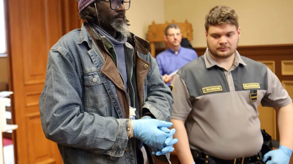 Obtoženi Coco Filip Faragala vztrajno zanika krivdo, čeprav se je njegov alibi že izkazal za neresničnega. 