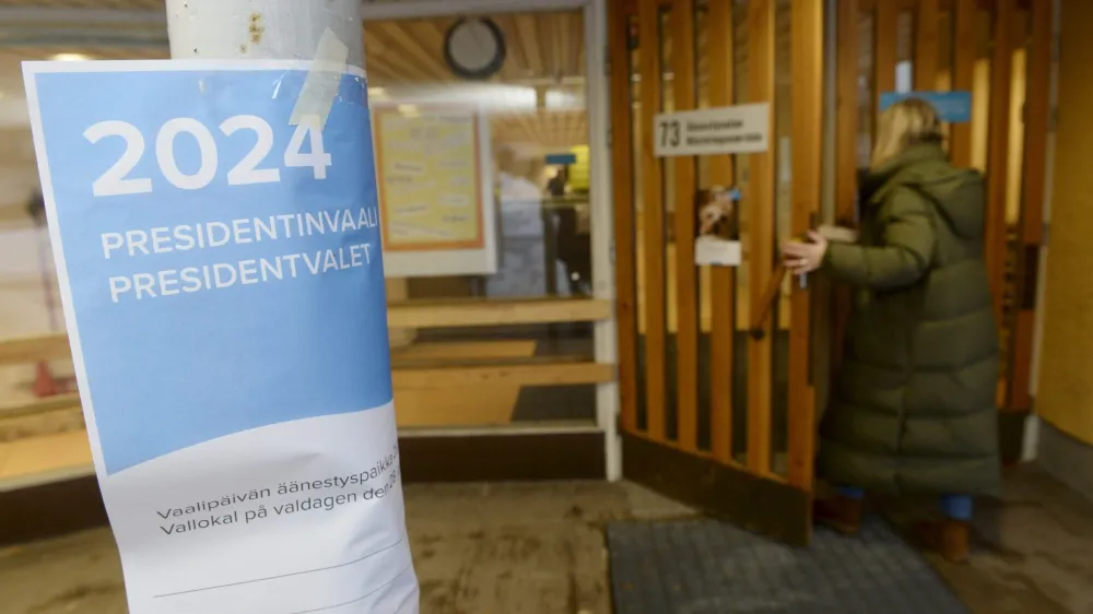 28 January 2024, Finland, Espoo: A voter walks to Friisila School to cast her vote in presidential elections. Photo: Mikko Stig//dpa