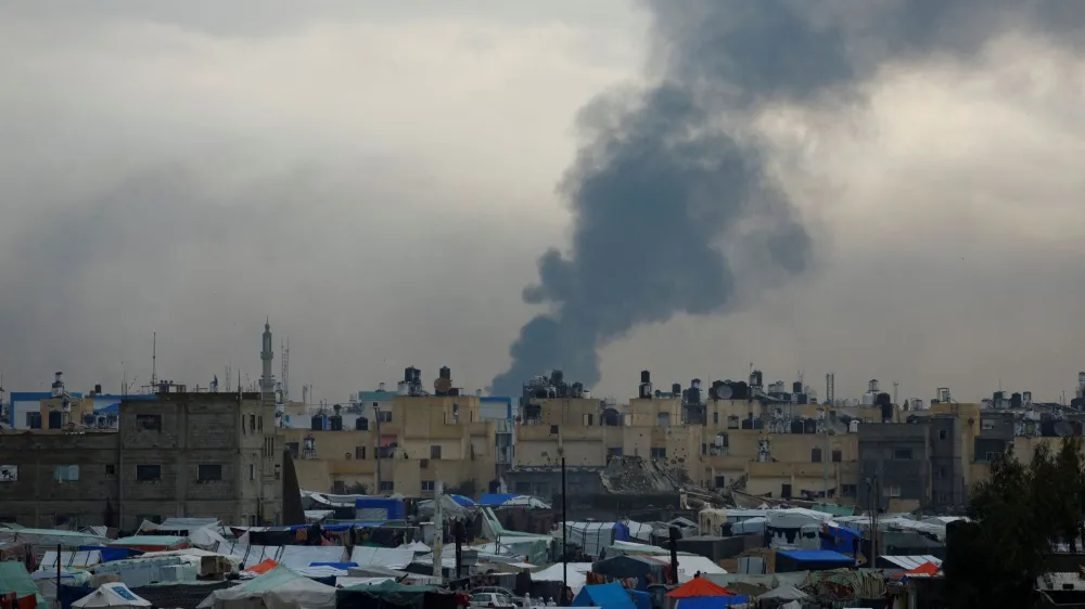 Smoke rises during an Israeli ground offensive, amid the ongoing conflict between Israel and Palestinian Islamist group Hamas, in Khan Younis as seen from Rafah, southern Gaza Strip January 29, 2024. REUTERS/Mohammed Salem
