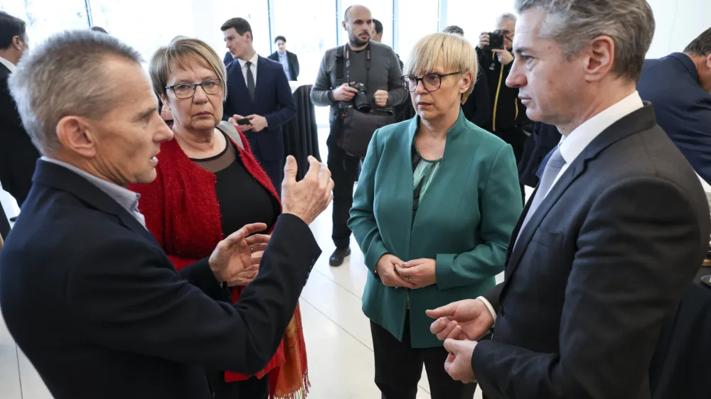 Županja Črne na Koroškem Romana Lesjak (v rdečem) je na težave na terenu opozorila tudi predsednika vlade Roberta Goloba in predsednico republike Natašo Pirc Musar. 