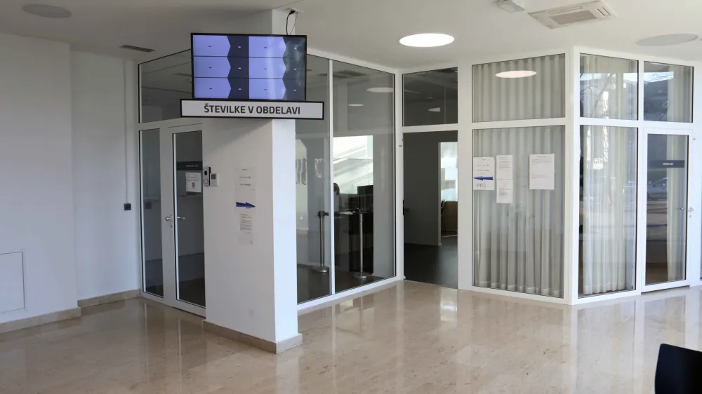 V času stavke na upravni enoti urejajo samo nujne zadeve. Foto: Tomaž Skale