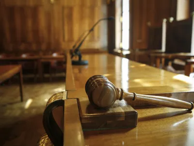 ﻿sodniško kladivo - ustavni sodniki razveljavili davek na nepremičnine<br><br><br><br><br>- 28.3.2014 - ustna razglasitev - Ustavno sodišče je ustno razglasilo odločitev glede skladnosti zakona o davku na nepremičnine z ustavo - ustavni sodniki so določili da je zakon o davku na nepremičnine v neskladju z ustavo in ga razveljavilo. Odločitev je bila sprejeta soglasno.<br><br><br><br>//FOTO: Luka Cjuha