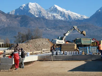 Cesta Britof–Hotemaže je bila načrtovana pred štiridesetimi leti, končana pa naj bi bila oktobra letos.