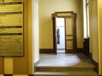 - simbolična fotografija 2014 - tožilska toga - službeno oblačilo sodnika - sodnik - pravosodje - pravo - pravičnost - pravica - pravni sistem - tožilstvo - sodna oblast - sodi&scaron;ča - sodi&scaron;če - <br>   //FOTO: Jaka Gasar