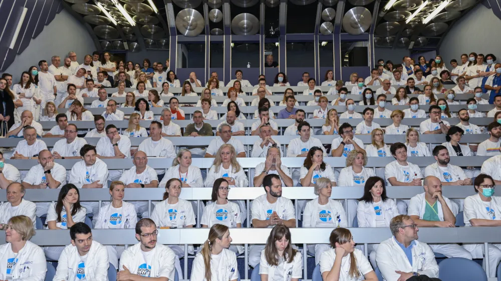  - 09.01.2024 – opozorilna stavka zdravnikov in zobozdravnikov - zdravniki in zobozdravniki zaradi neuresničenih zavez vlade iz že sklenjenih sporazumov opozorilno stavkali. protest //FOTO: Nik Erik Neubauer 