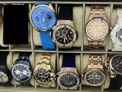 Iz stanovanjske hiše v Mariboru so poleg več ur prestižnih blagovnih znamk odnesli tudi zlatnino in gotovino. 