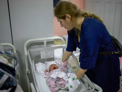 ﻿03 March 2022, Ukraine, Kiev: A mother holds her newborn baby in the bomb shelter of a maternity hospital. Russia said it would continue its invasion of Ukraine until its objectives were achieved, while troops moved in a large convoy toward the capital. Photo: Jan Husar/SOPA Images via ZUMA Press Wire/dpa
