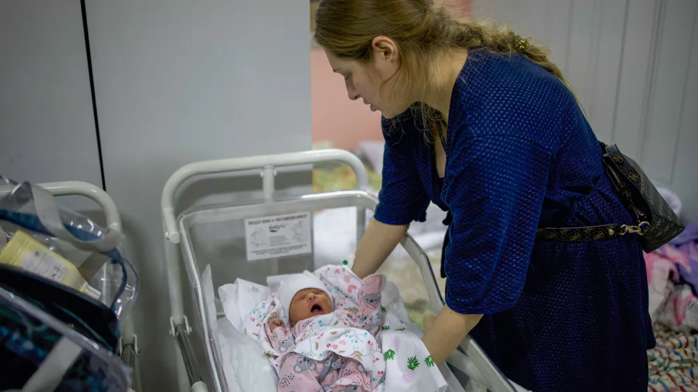 ﻿03 March 2022, Ukraine, Kiev: A mother holds her newborn baby in the bomb shelter of a maternity hospital. Russia said it would continue its invasion of Ukraine until its objectives were achieved, while troops moved in a large convoy toward the capital. Photo: Jan Husar/SOPA Images via ZUMA Press Wire/dpa