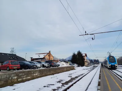 Ukrepi nove parkirne politike v Medvodah bodo v veljavi po sprejetju na eni od prihodnjih občinskih sej. Na fotografiji je vselej oblegana železni&scaron;ka postaja.