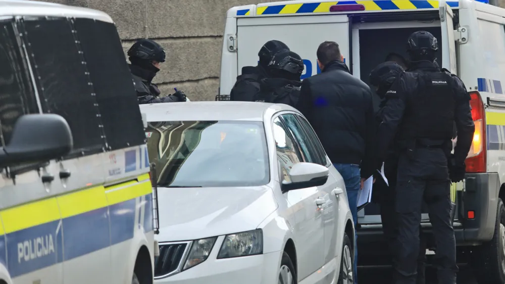 Maribor - Ulica talcev - Družba - Kronika - Specialna enota policije v akciji pri mariborskih zaporih - - Avtor: Andrej Petelinšek