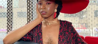 Umetnica Esther Calixte-Bea je dejala, da je redno deležna sovraštva in zlorab od neznancev, ker si pusti rasti dlake na telesu. F IG/Esther Calixte-Bea