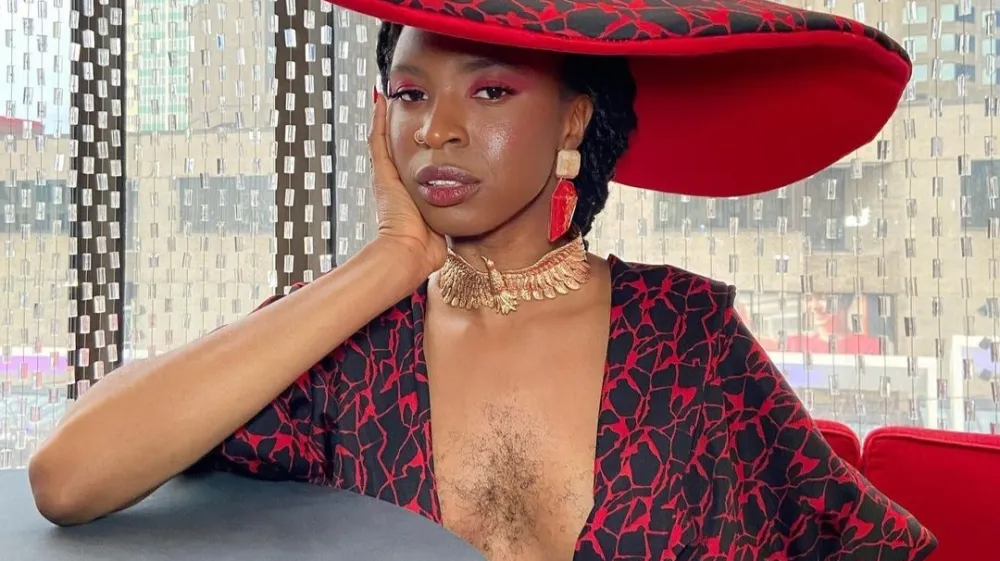 Umetnica Esther Calixte-Bea je dejala, da je redno deležna sovraštva in zlorab od neznancev, ker si pusti rasti dlake na telesu. F IG/Esther Calixte-Bea