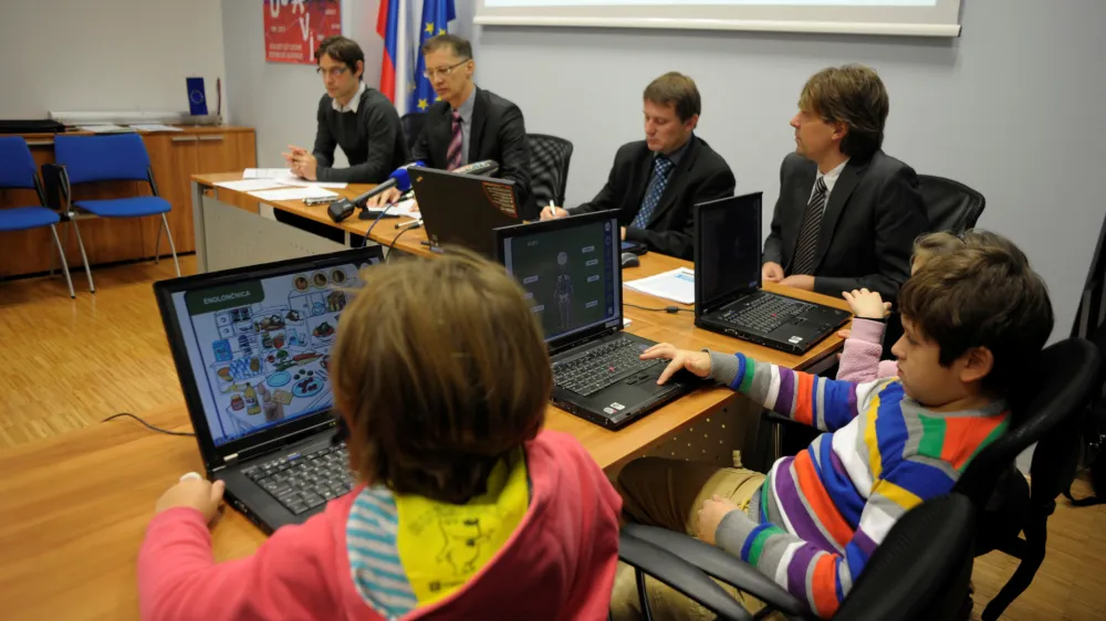 e-učbeniki - šolarji - osnovnošolci - računalnik - Ministrstvo za šolstvo in šport - predstavitev štirih novih e-učbenikov//FOTO: Tomaž Zajelšnik