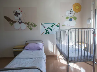 ﻿- simbolična fotografija - otroške bolezni - zdravstvo <br><br><br>- 06.10.2016 - Klinika za infekcijske bolezni in vročinska stanja UKC Ljubljana - obnovljeni otroški oddelek ..//FOTO: Maja Marko