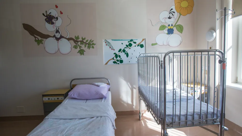 ﻿- simbolična fotografija - otroške bolezni - zdravstvo <br><br><br>- 06.10.2016 - Klinika za infekcijske bolezni in vročinska stanja UKC Ljubljana - obnovljeni otroški oddelek ..//FOTO: Maja Marko