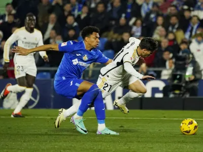 Soccer Football - LaLiga - Getafe v Real Madrid - Coliseum Alfonso Perez, Getafe, Spain - February 1, 2024 Real Madrid's Brahim Diaz in action with Getafe's Gaston Alvarez REUTERS/Ana Beltran